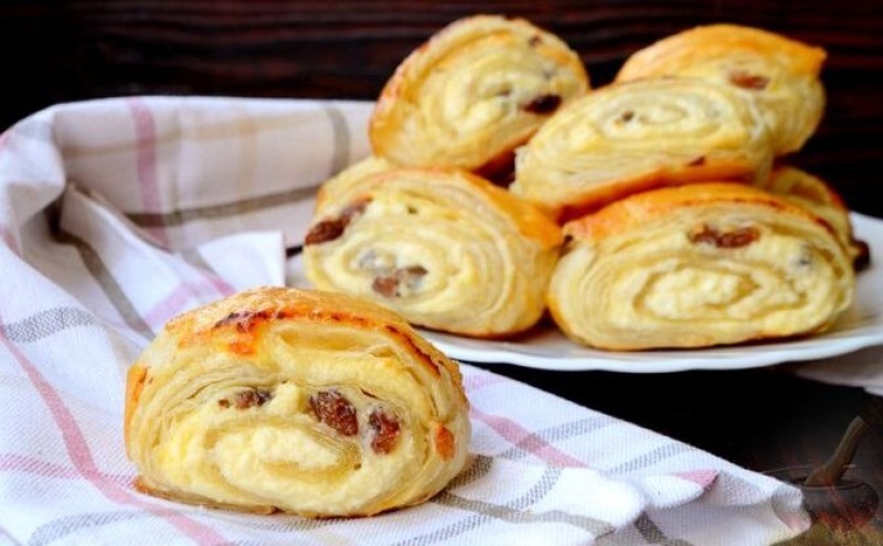 Слойка с творогом и изюмом