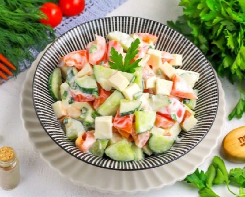 Салат из колбасного сыра