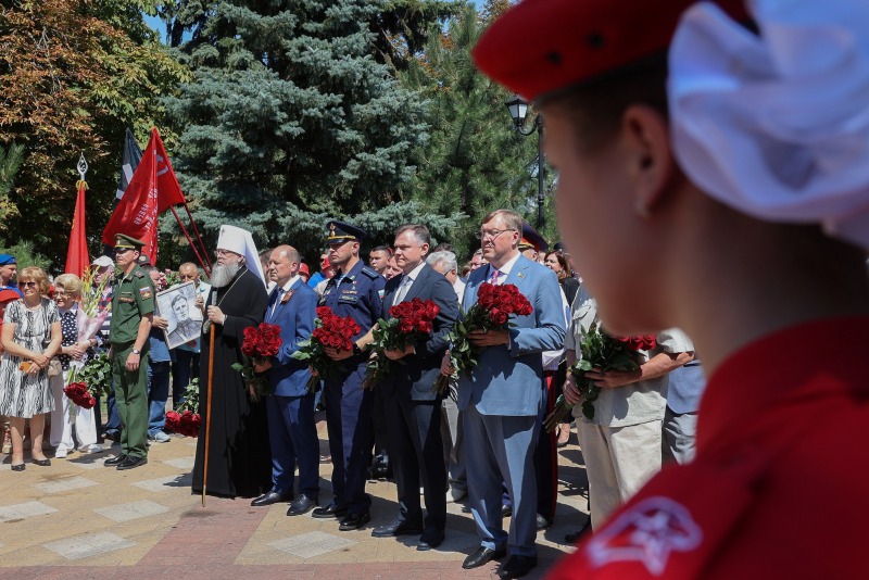 Юрий Слюсарь почтил память Алексея Береста, удостоенного звания Героя России