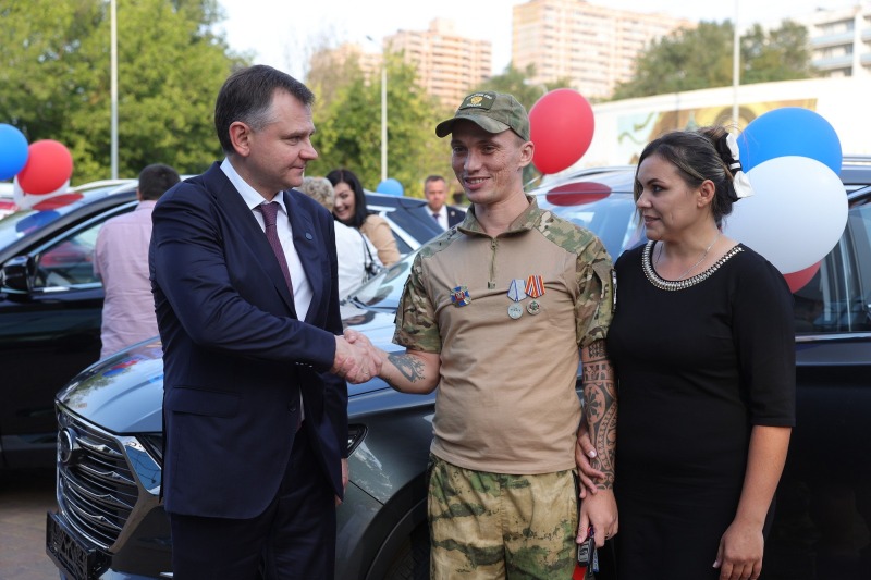 Участники специальной военной операции получили ключи от  автомобилей