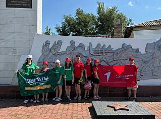 Уборка у памятника - дань уважения к героям войны