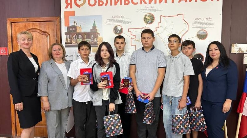 В Обливском районе прошла церемония вручения паспортов в рамках акции «Мы — граждане России»