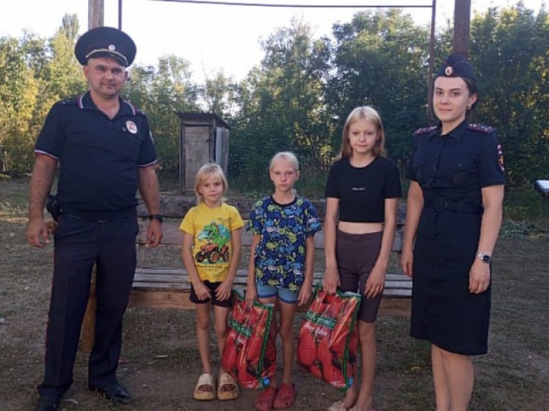 Полицейские помогли детям собраться в школу
