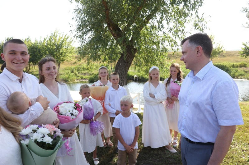 Ценный подарок для новорожденных ждет каждую донскую семью в будущем году