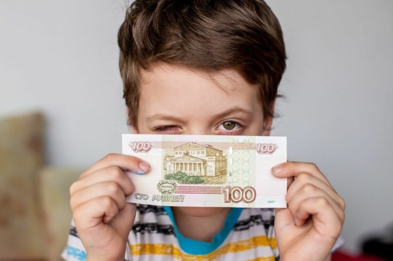 Почему детям лучше давать наличные?