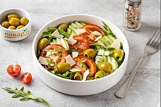 Салат с сыром и оливками