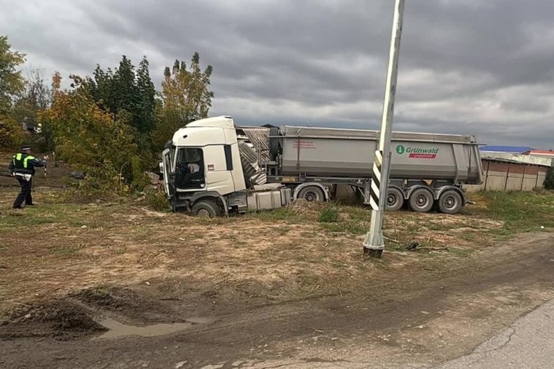 Смертельный съезд: большегруз врезался в сарай в Ростовской области, водитель погиб