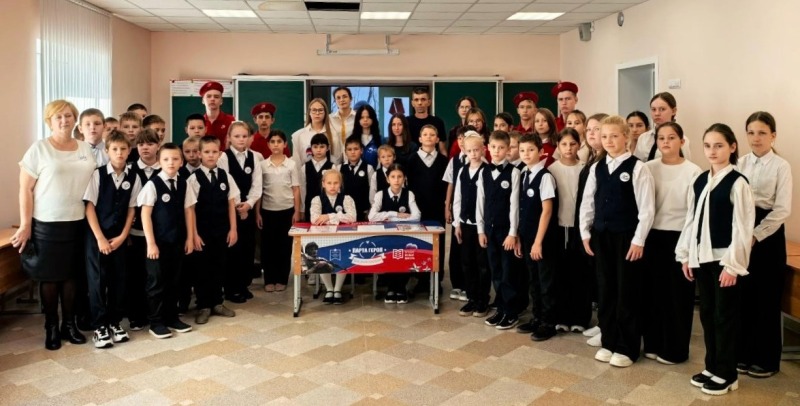 Парту Героя в честь выпускника, погибшего в зоне СВО, открыли в Обливской школе № 2