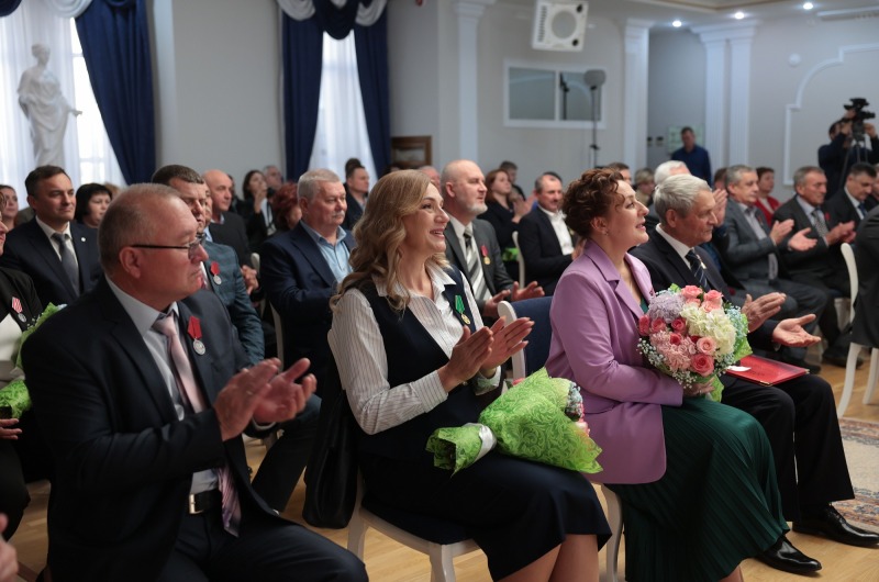 Лучшие труженики Дона получили государственные и областные награды