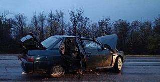 Пожилой водитель погиб в лобовом столкновении с фурой в Ростовской области