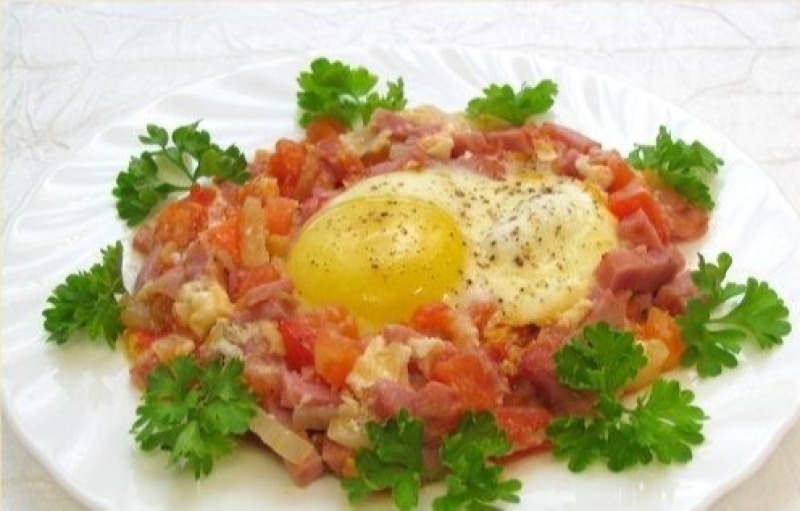 Яичница с помидорами и ветчиной
