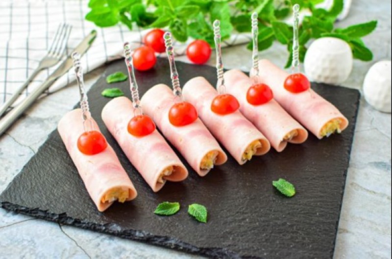 Рулетики с сыром и чесноком