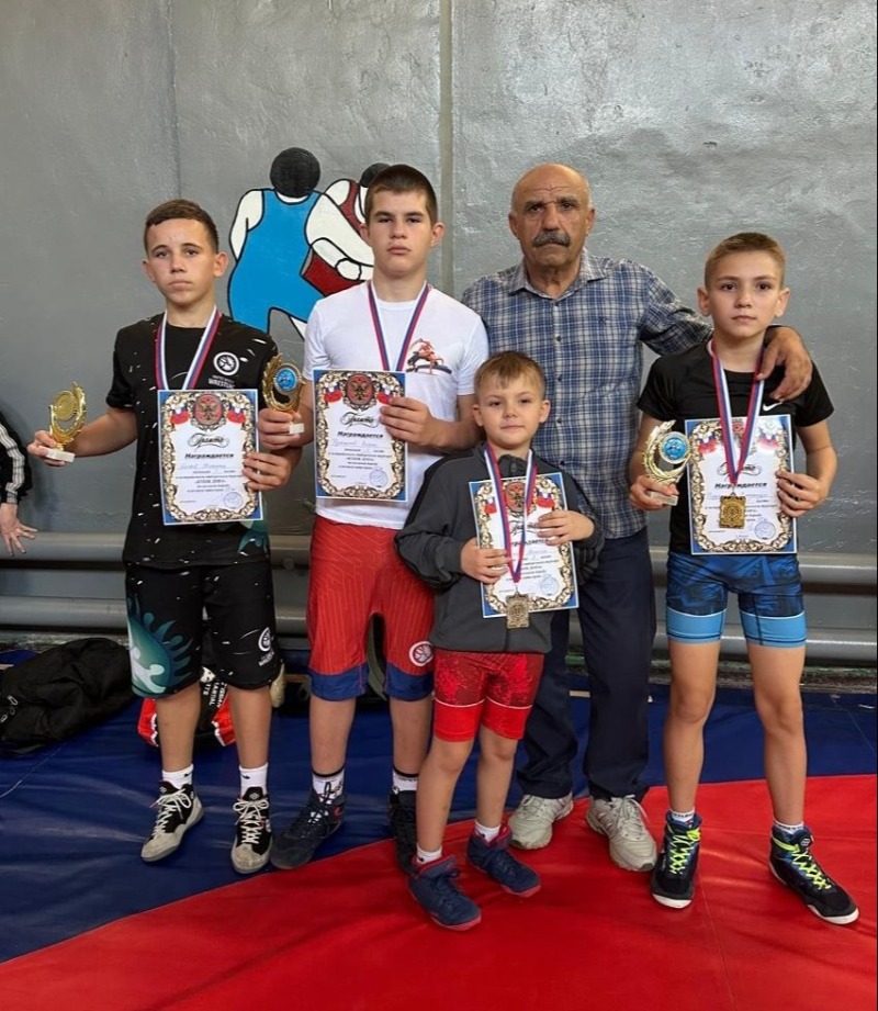 Обливские борцы завоевали три «золота» и «серебро»