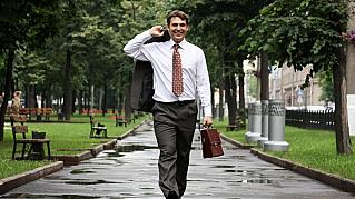 Уверенная походка делает мужчину сильнее