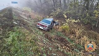 Водитель легковушки погиб, столкнувшись с двумя грузовиками