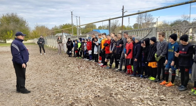 Отцы и дети: необычный турнир по футболу прошел в Обливском районе