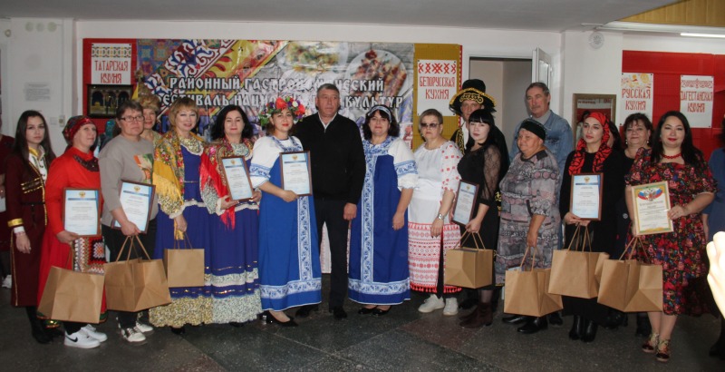 «В дружбе народов – единство России»: обливчан объединили национальные блюда, культура и творчество