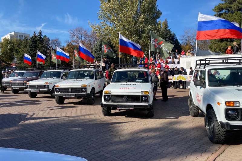 В единстве — сила: на Дону передали автомобили бойцам и развернули гигантский рушник