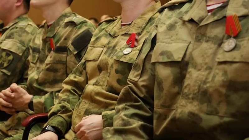 Владимир Путин поручил расширить помощь участникам СВО и их семьям