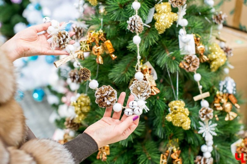 Природные мотивы и умные гирлянды: как украсить дом к Новому году?
