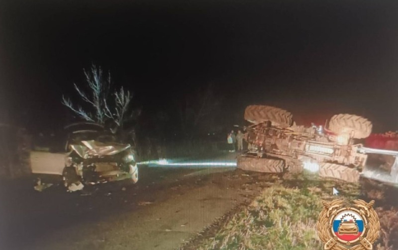 В Ростовской области легковушка протаранила трактор