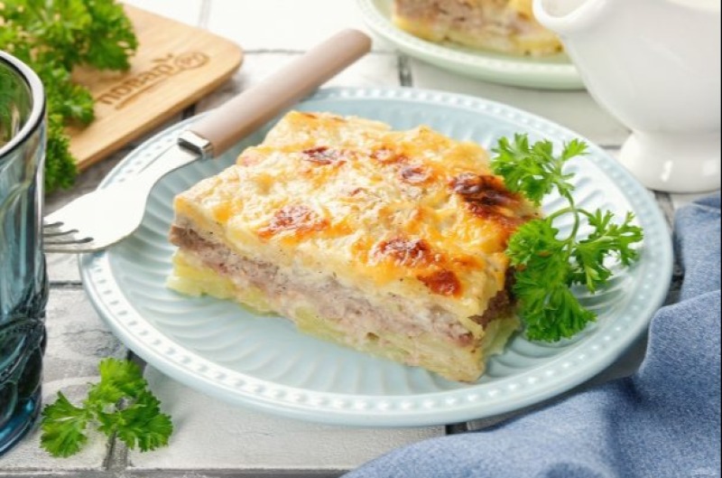 Запеканка с фаршем под соусом Бешамель