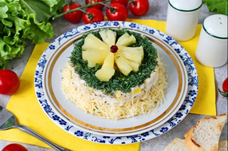 Салат с ананасами