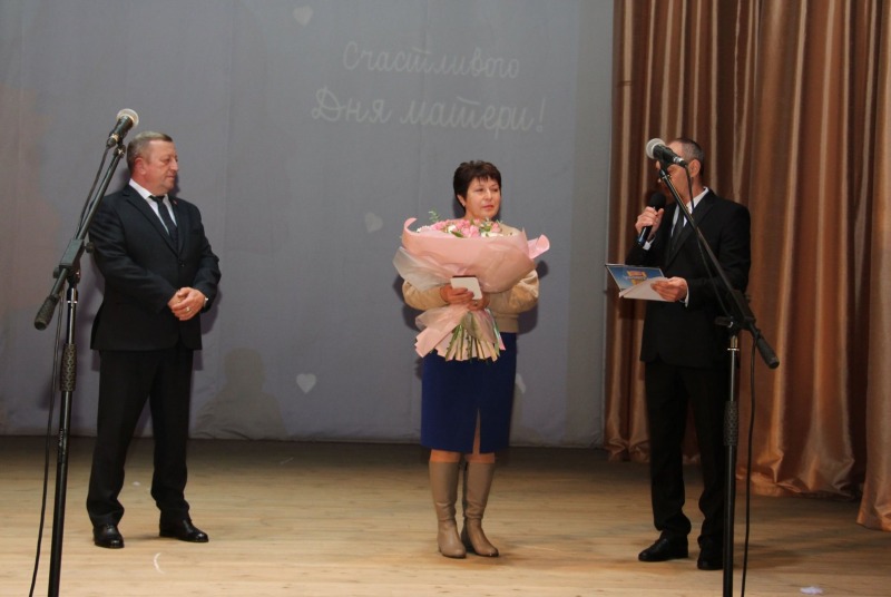 «Мир начинается с мамы»: в Обливском и Советском районах чествовали главных женщин на Земле