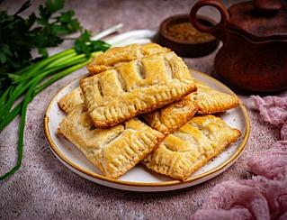 Слоеные пирожки с сыром и луком