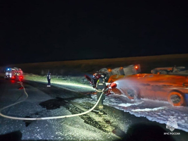 В Ростовской области перевернулся грузовик с топливом