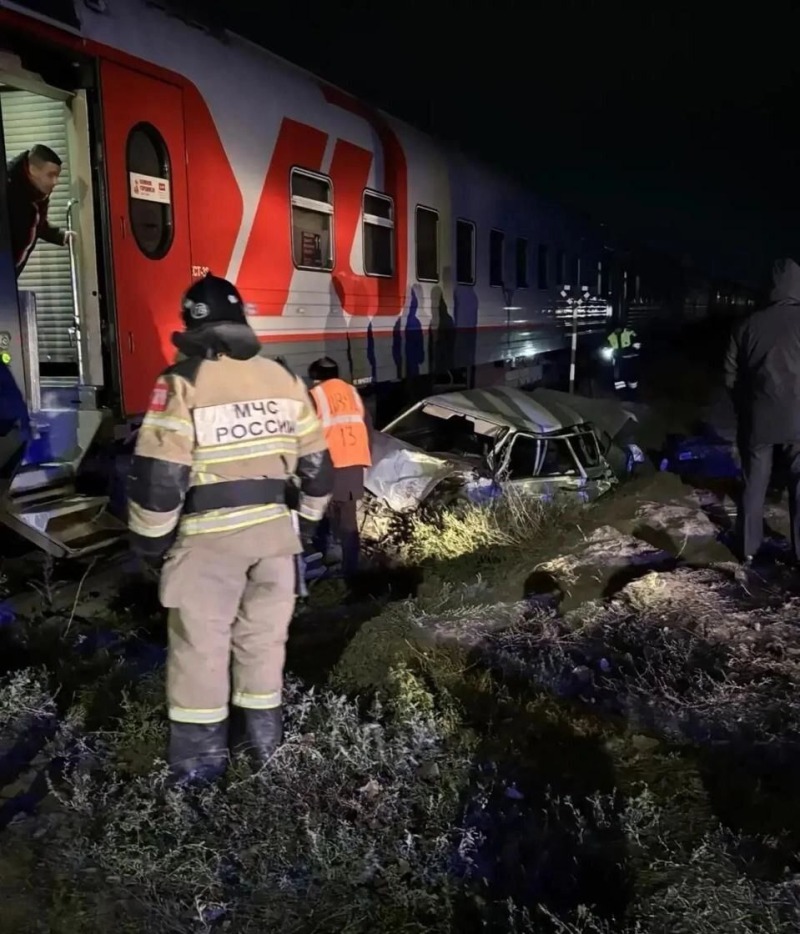 В Ростовской области пассажирский поезд столкнулся с легковушкой