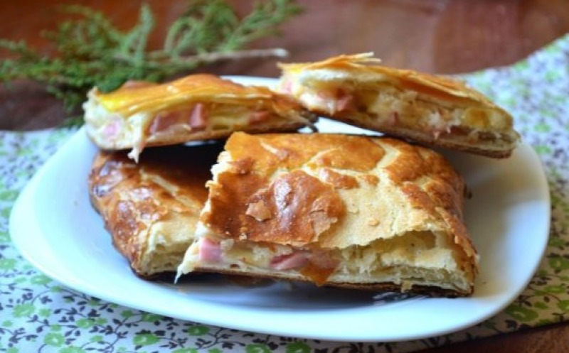 Пирог с начинкой из сыра и ветчины