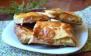 Пирог с начинкой из сыра и ветчины