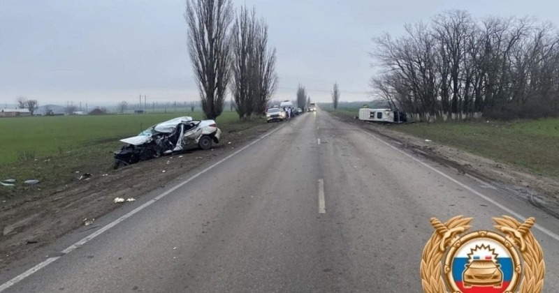В Ростовской области столкнулись иномарка, КамАЗ и автобус: есть пострадавшие
