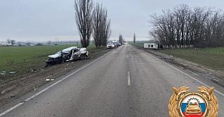 В Ростовской области столкнулись иномарка, КамАЗ и автобус: есть пострадавшие