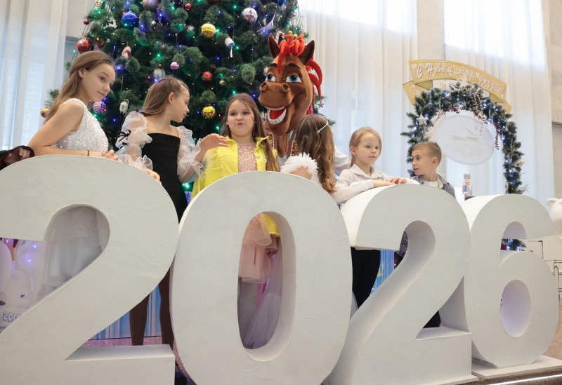 Более тысячи юных дончан побывали на губернаторской ёлке