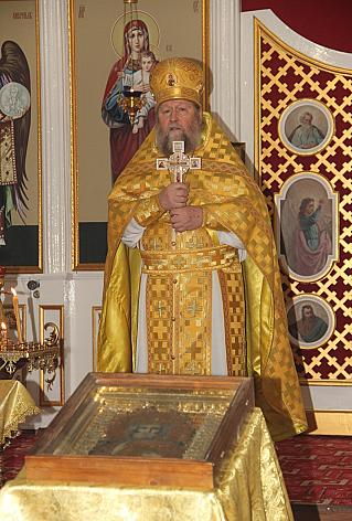 «С наступающим Рождеством! Пусть Господь пошлет радость в наши сердца и мир нашему дорогому Отечеству»