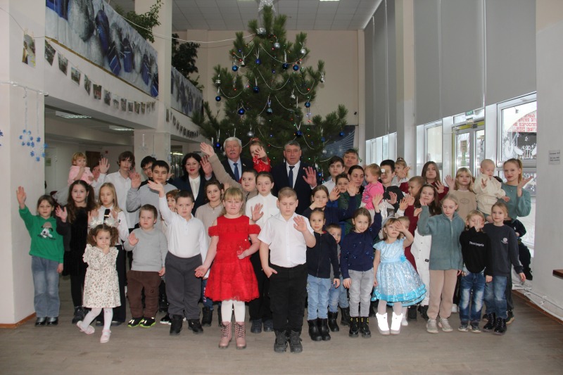 Депутат поздравил с Новым годом ребят