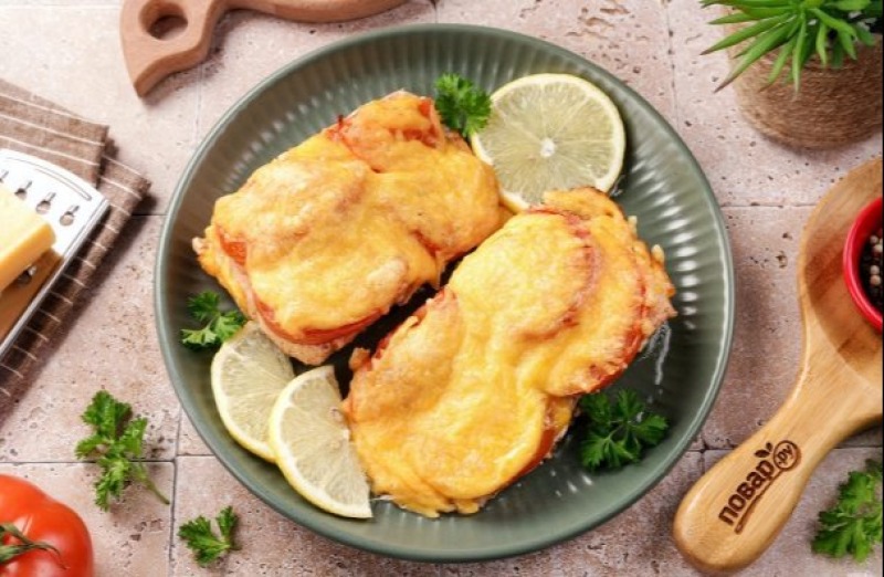 Форель с помидорами и сыром