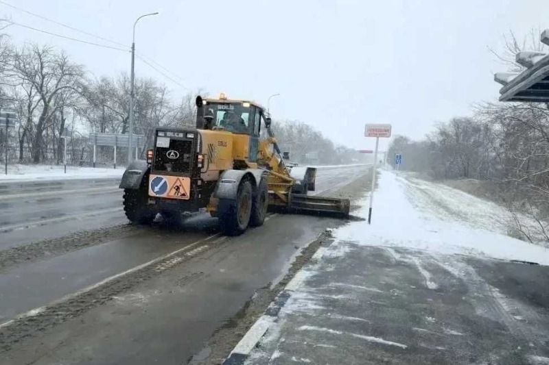 Дорожная техника расчищает региональные дороги от снега