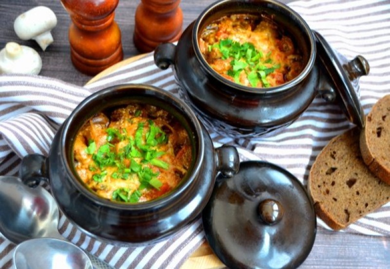 Мясо с грибами в горшочках