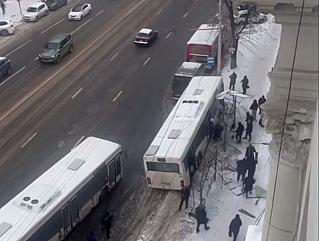 Водитель автобуса врезался в остановку, «соревнуясь» с коллегой