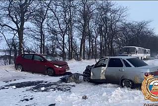 ДТП на скользкой трассе парализовало движение