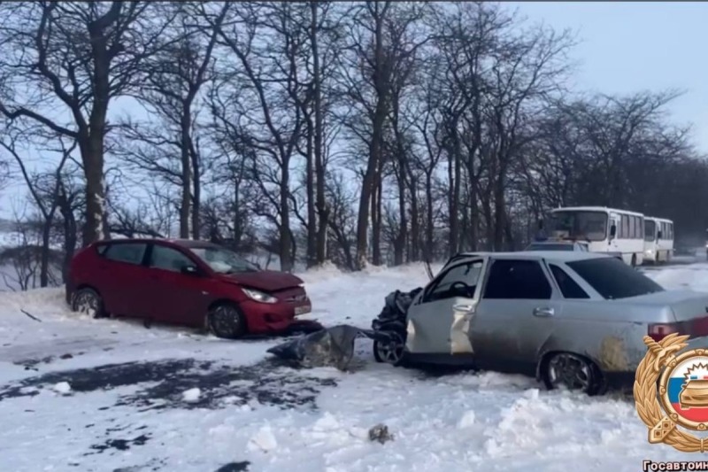 ДТП на скользкой трассе парализовало движение