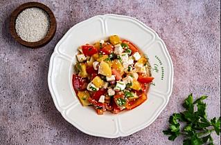 Салат с сыром, ананасом и помидорами