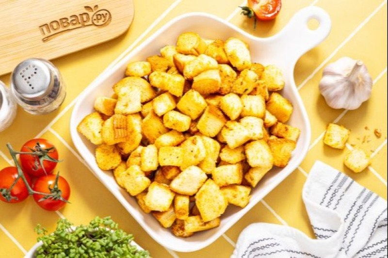 Сухарики с чесноком в духовке