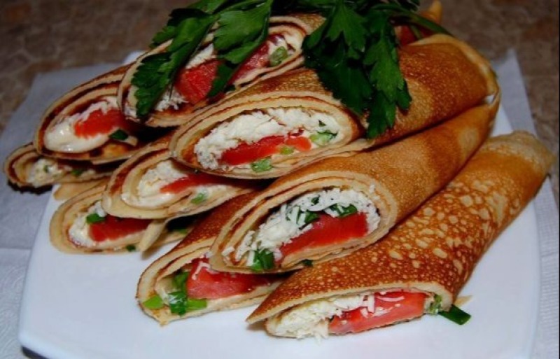 Блинчики с моцареллой и красной рыбой