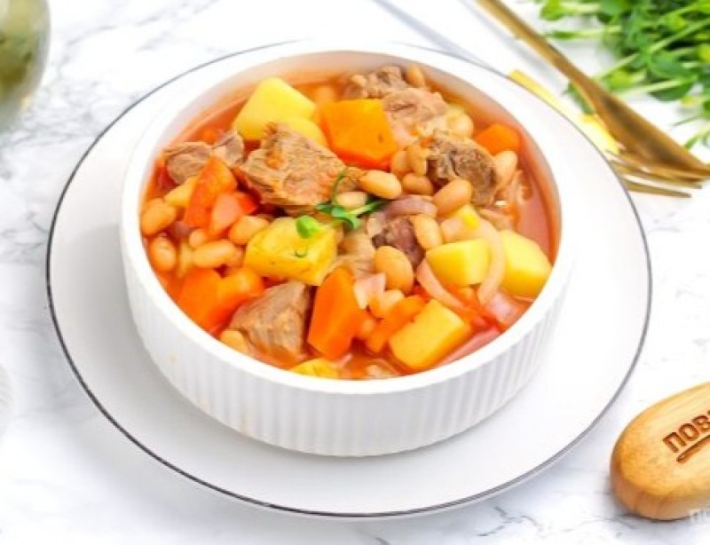 Мясо с консервированной фасолью