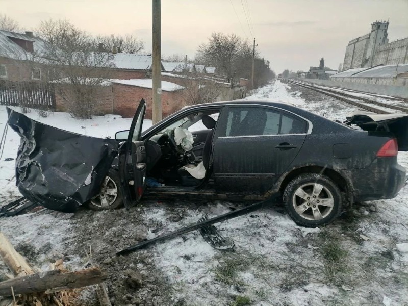 В Ростовской области легковой автомобиль столкнулся с электропоездом: есть погибший