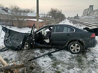 В Ростовской области легковой автомобиль столкнулся с электропоездом: есть погибший